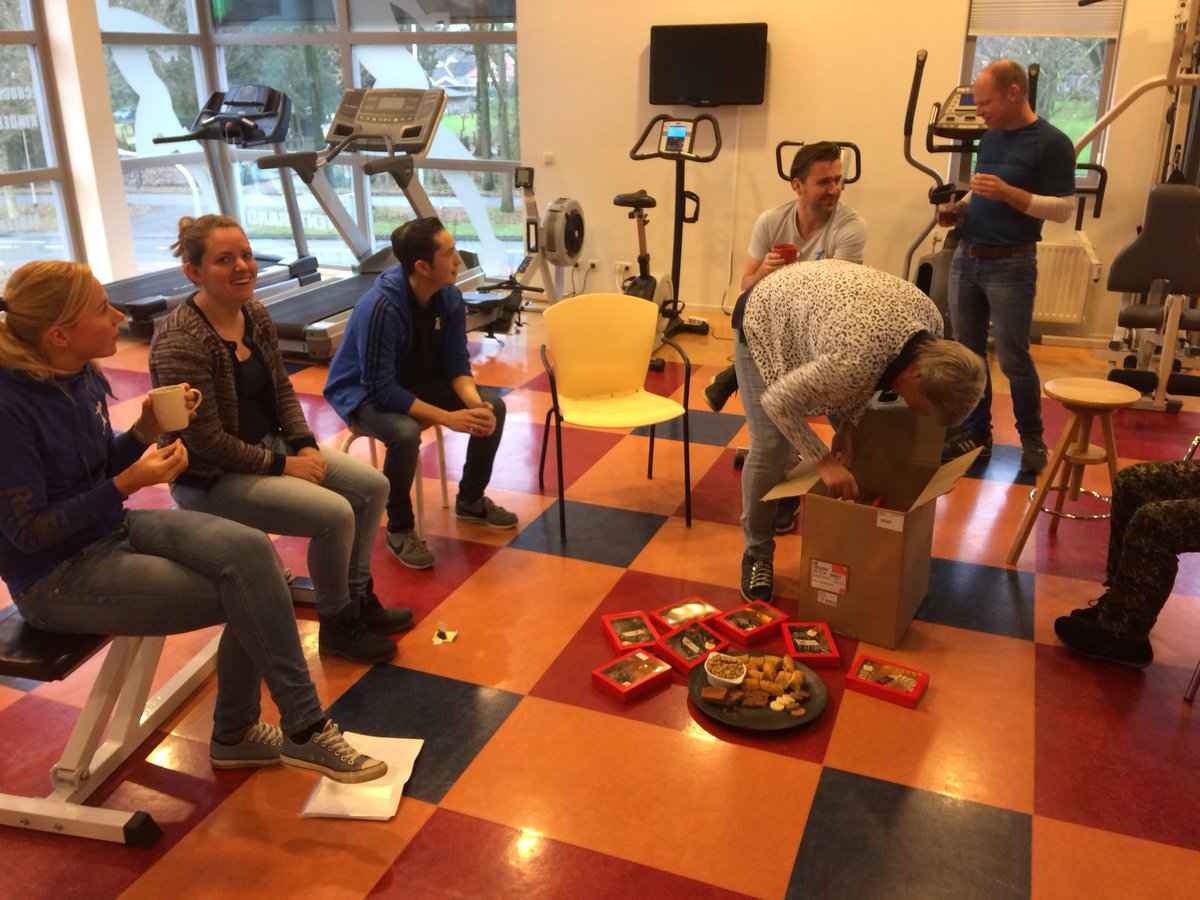 Fysiotwenterand's tweet photo. Vandaag kwaliteitsbijeenkomst onder het genot van lekkere sinterklaas lekkernijen! Het nuttige met het aangename verenigen heet dat! #praktijkafspraken #dataverzamelen #benchmarken https://t.co/KJgcWWXKNO