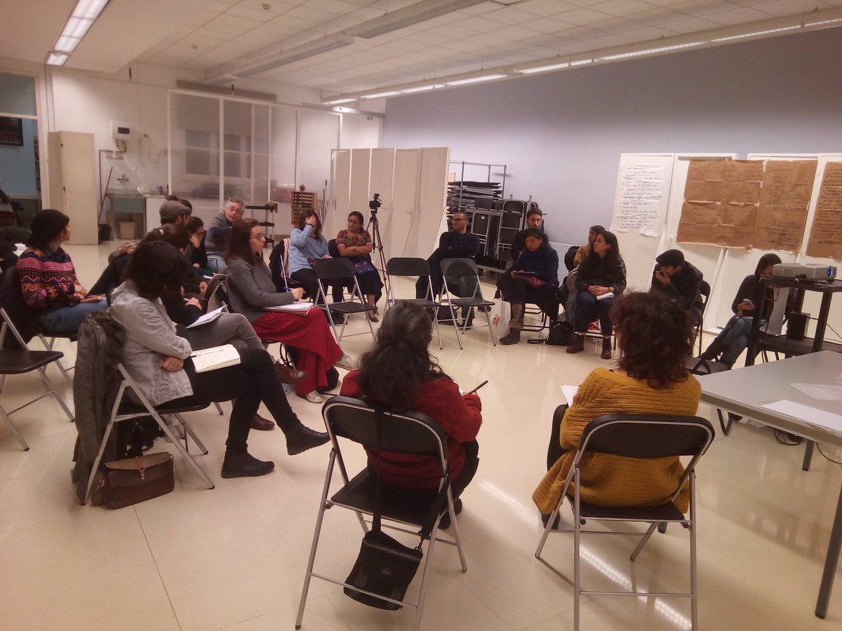 Comença el debat al voltant de la situació actual de les persones refugiades i de la necessitat d'articular les lluites actuals dins un continu de lluites migrants #migració #refugi