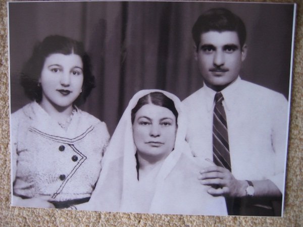 MertCabas's tweet photo. Seçimi kazanınca;
Köyde huzuru sağlamış
Kahvehanelerde kumarı yasaklamış
Kız kaçırmaları önlemiş
Resmi nikah işlerini düzene sokmuş
Gençleri kahve yerine spora teşvik etmiş
TÜRKİYE’NİN İLK KADIN MUHTARI: GÜL ESİN
#5AralıkKadınHaklarıGünü https://t.co/Pp6T35LuwF