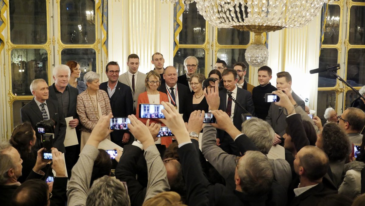 MinistereCC's tweet image. .@FrancoiseNyssen remet les titres de Maître d'art à huit nouveaux Maîtres d'art et leurs Élèves, qui par leurs talents et leur engagement viennent enrichir la grande famille des métiers d'art français.
