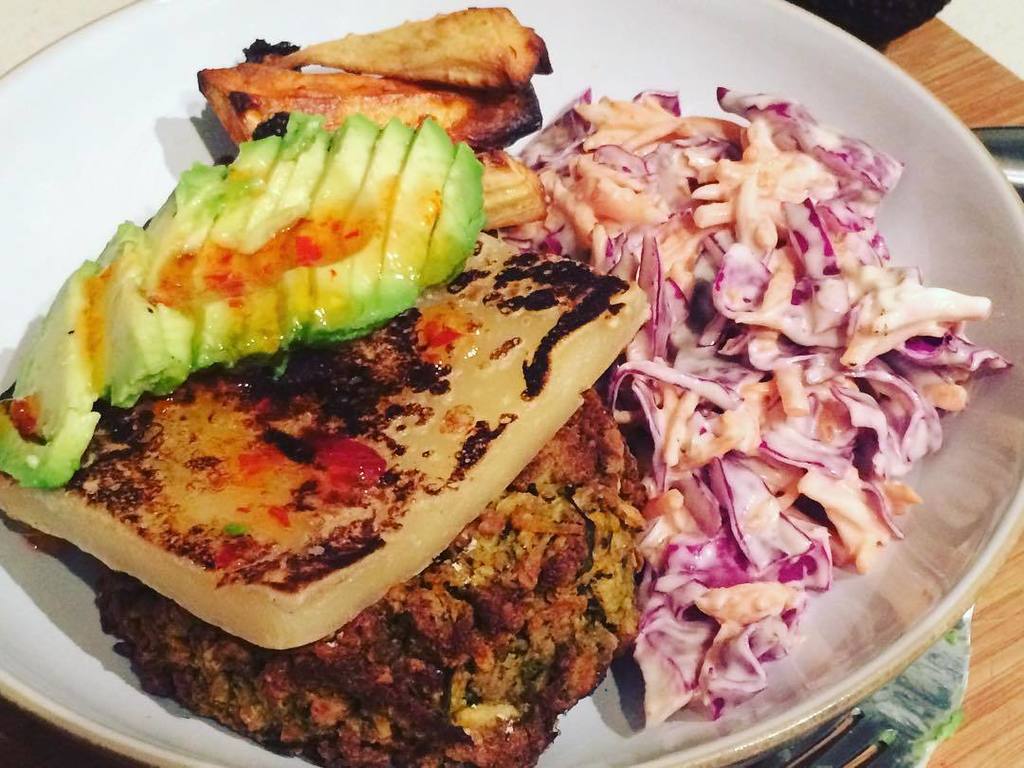 LibertyLovesUK's tweet photo. This one's for Annie @cariadwholefoods my #throwtogether dinner @meatfreemartha cougette fitter, @violife block haloumi @bumblees #chillijam #homemadeslaw #roastveggies #avocado #lovelife #cantwaittotuckin #libertyloves https://t.co/x2yn8GB3rv https://t.co/a0s9EgqZFV