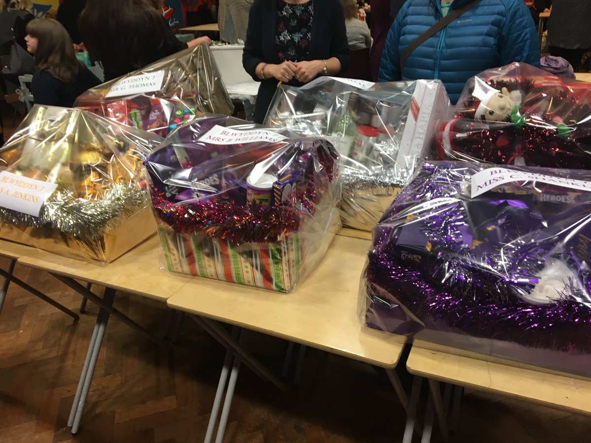 Hamperi Bl 7, ymdrech wych! Yr 7 hampers, an excellent effort! #ffairnadolig