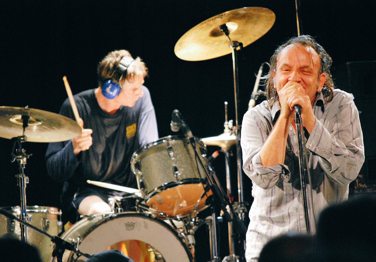 SpandauGoulet's tweet photo. 18/ Mac swingin', Yow grinnin'. December 31, 2009 (though it was 2010 by now). Photo by Dan M Parker. #thejesuslizard #macmcneilly #rockandroll https://t.co/Tx6wW4vblE