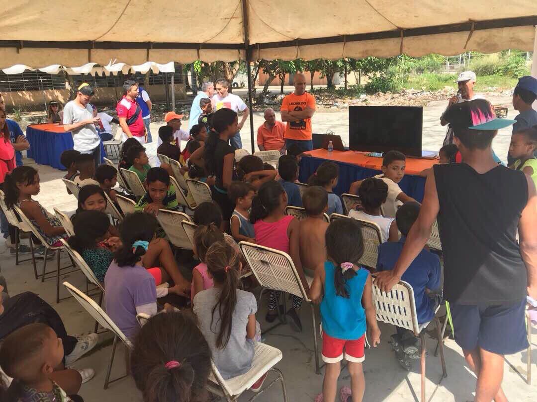liliantintori's tweet photo. El Barrio Ezequiel Zamora en el sector El Huequito de Cojedes recibió atención médica, asistencia legal y alimentación gracias al campamento humanitario de #RescateVenezuela https://t.co/WhJOlkRHh0