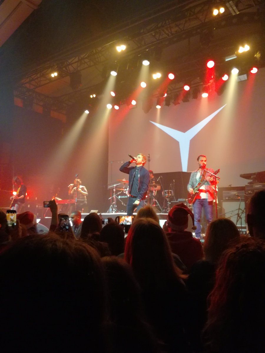 switch_land's tweet photo. On vous aime les gars @KYO_officiel !! On est venus que pour vous !! #NMTParis https://t.co/GojyMehuSl