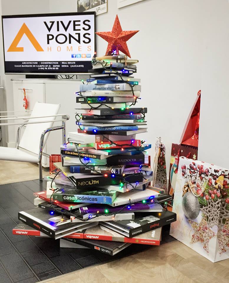 vivespons's tweet photo. Nuestros 'compis' de la oficina de @vivespons #Homes (en la calle Marqués de Campo de #Denia) no sólo diseñan y construyen magníficas #viviendas y promociones. Ahora están experimentando con nuevos árboles de #Navidad. Estos arquitectos tienen mucha imaginación...@PonsVives https://t.co/EazRUC2JQ5