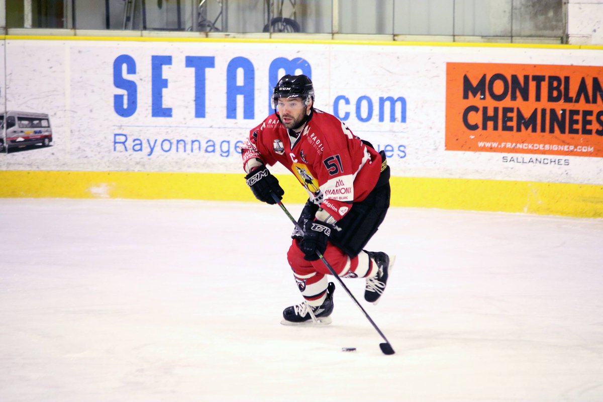 PionniersHockey's tweet photo. #EPICHE | Fin du 1er tiers | Excellente première période chamoniarde ! Les #Pionniers mènent 3 buts à 1 après 20 minutes à Poissompré. Doublé de Birbaum, but de Johnston et les 2 premiers points de Tim Crowder ! Go Pionniers ! #SLMHockey https://t.co/Oo32BrrUbL