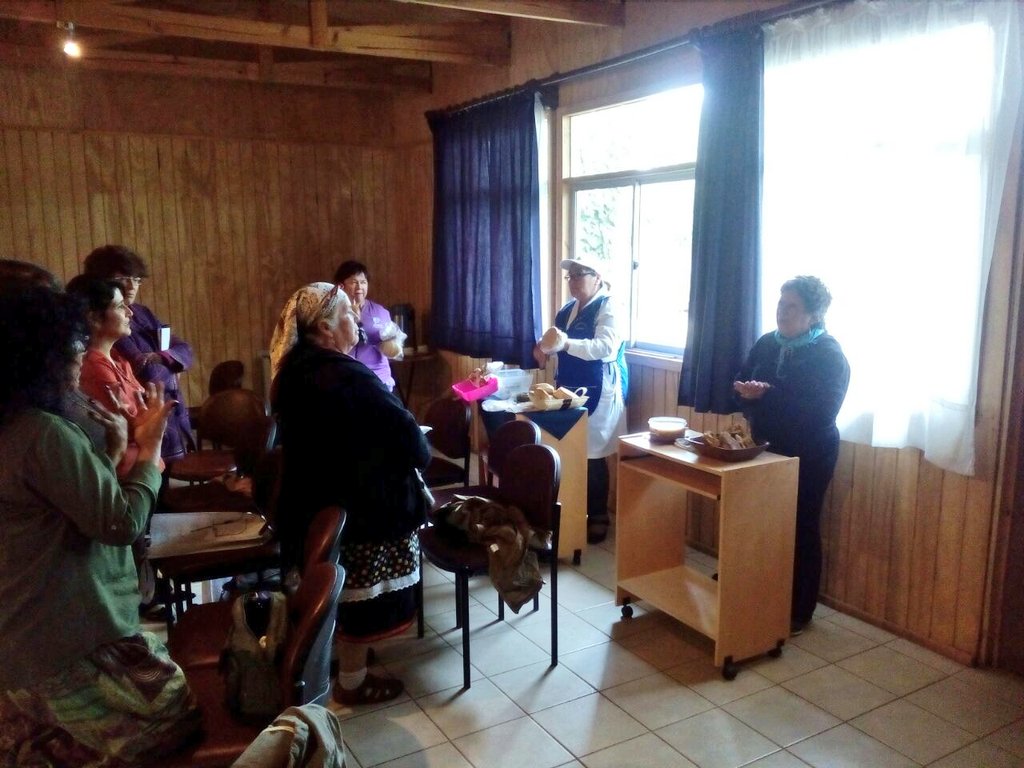 Culturas_Biobio's tweet photo. Dinámica de presentación con asistentes del Encuentro Regional de Buenas Prácticas en Patrimonio Culinario en Tomé, con la presencia de las Palomitas Blancas de Laraquete, #TesorosHumanosVivos.
#CetSur @patrimoniocl https://t.co/7zAvXA0zRU