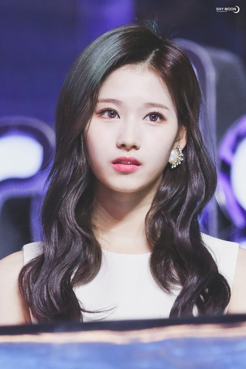 韓国情報 매일 メイル Twiceのサナ 紫色のカラコンがとても似合っています Twice Once サナ メイル