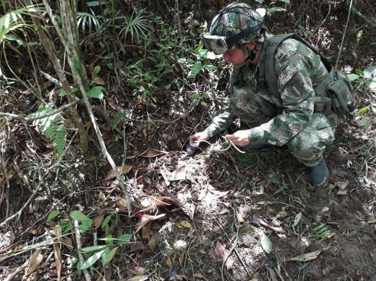 FuerzasMilCol's tweet photo. Tropas de #FTZeus neutralizan dos artefactos explosivos en zona rural de Planadas, #Tolima >> https://t.co/dwaLWwgR67 https://t.co/zXkud3Zks2