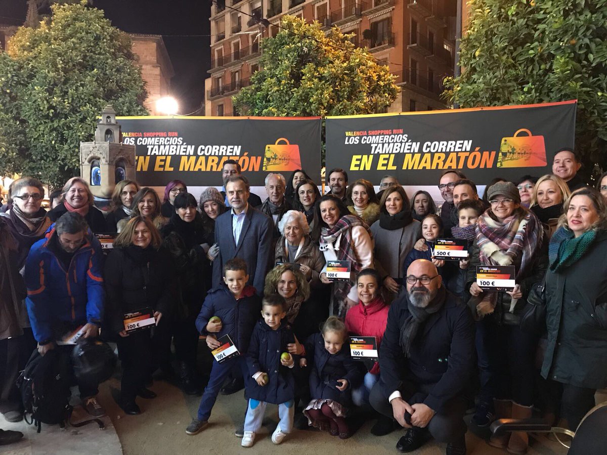 Los ganadores de 'Los Comercios Corren en el Maratón' reciben su premio. ¡Enhorabuena!
