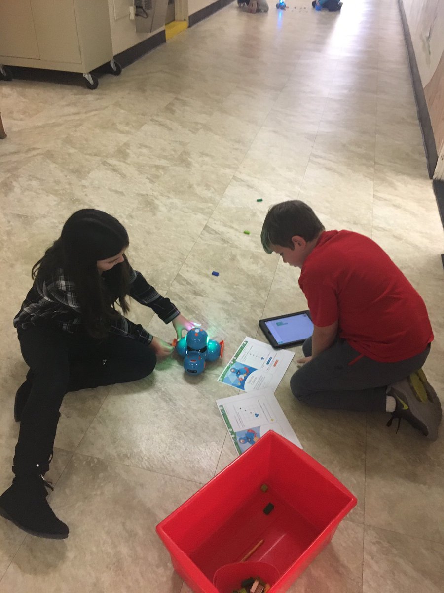 TraciColfer's tweet photo. Ss loving #HourOfCode2017 What a brilliant bunch! @ChattertonSOARS https://t.co/dYtcJ42OmL