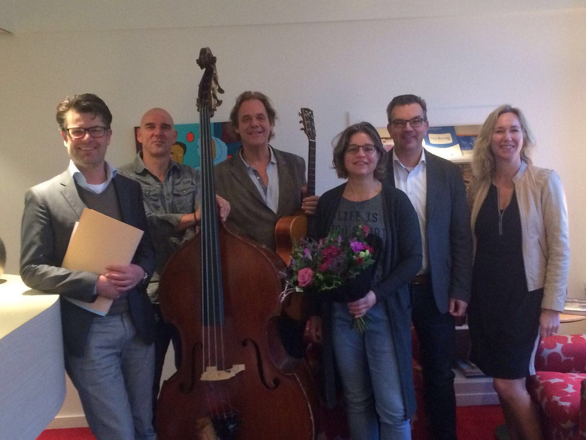 Gisteren en vandaag kreeg de officiële overdracht van de woningen in het Kraanbolwerk Zwolle fase 3 een feestelijk tintje. Onze klanten werden warm onthaald bij DuretTrip notarissen, met een persoonlijk lied van de Zwolse band ‘the Muppet Stuff’. #denieuwestijlvanwonen