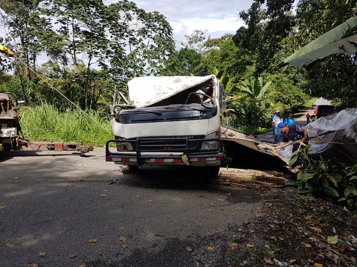 Personal #SAMERPTY #EXBURE <a href="/Bomberosbocas/">Bomberos bocas</a> atendió en horas de la tarde, vuelco de camión repartidor en Finca 4, Changuinola.