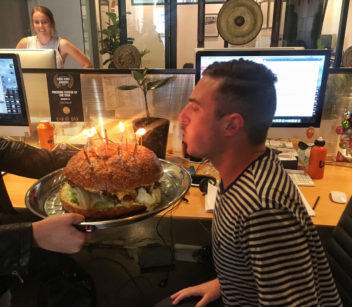 kingkongdigital's tweet photo. 🎈 🍔  #birthdaydoneright #squadgoals #kingkongdigital https://t.co/HtMcQLVEPv