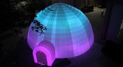 Grab a taste of the holidays tomorrow night and check out the Christmas Tree Lighting and mini-Christmas Market at Town Hall from 6:30 p.m. to 8:30 p.m. Our featured guest <a href="/CanadianFWI/">CFWI</a> will be serving up "Christmas Dinner on a Bun" in the inflatable igloo.