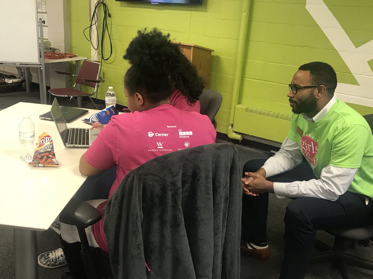 twatsontech's tweet photo. You may see our GMS #GirlsinTech on  @KCTV5 this evening! @GrandviewCSD4 @EdTech_CSD @JackieFSpen @GMSbulldog  #gvrox https://t.co/CpKhg1zBDm
