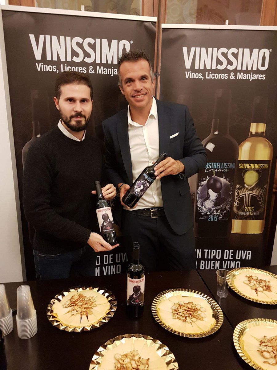 VinAchoMurcia's tweet photo. Con los amigos de @Vinissimo_SJ y su #Monastrellissimo en la presentación de la exposición de Álvaro Peña en @RRCM_ https://t.co/DcWuwo3EVa