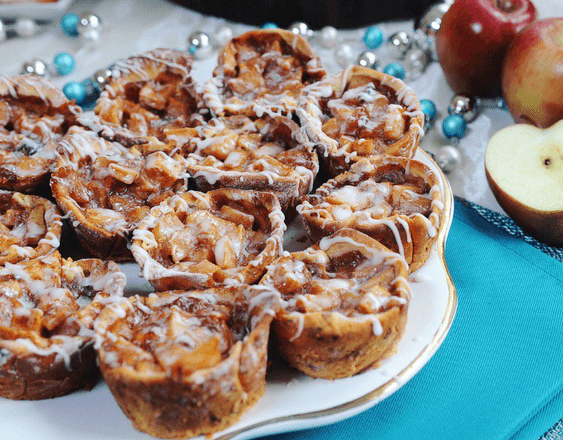 #CinnamonBun or #ApplePie? Why choose when you can have BOTH all in ONE with our <a href="/Fowler_Farms/">Fowler Farms</a> Mini Cinnamon Bun Empire #Apple Pies. What a sweet treat! For the recipe, visit bit.ly/2AVxDOv.