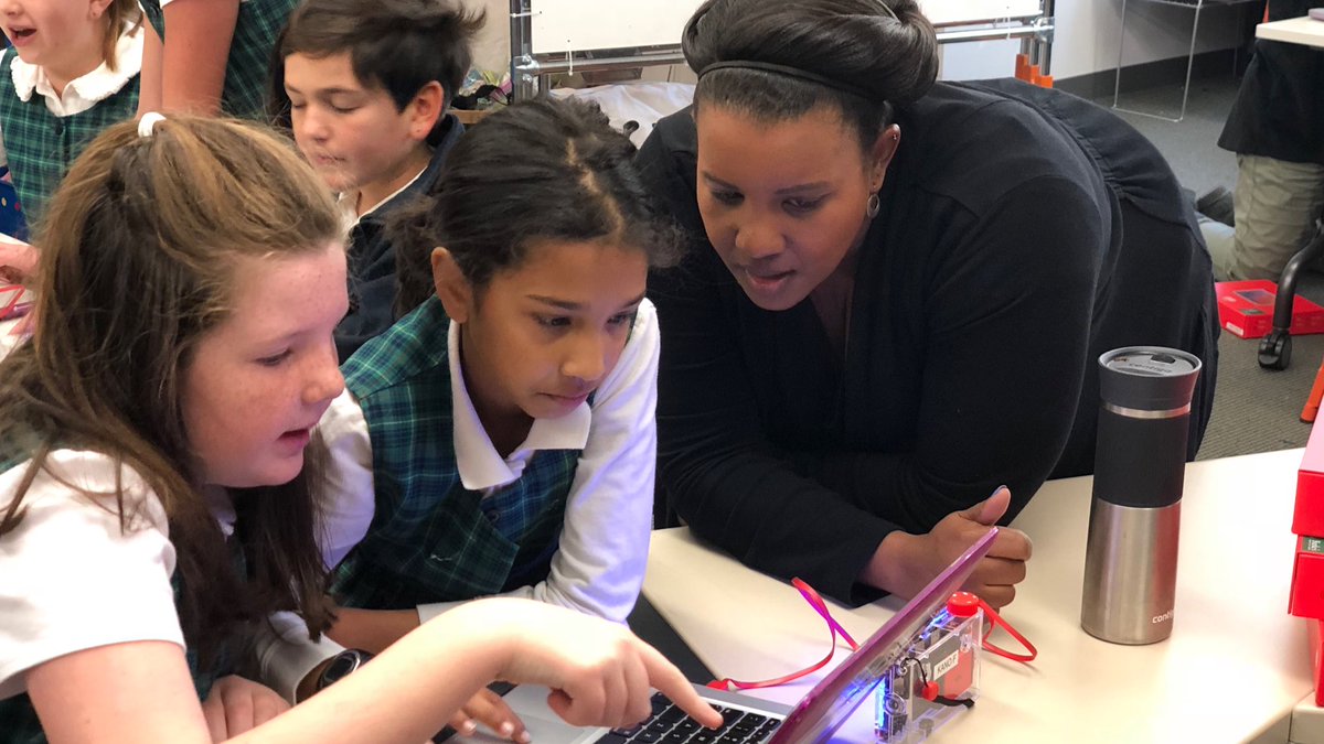 thescienceguru's tweet photo. @OurMsB and 4th graders @BurkesSchool code dazzling light displays on the @TeamKano Pixel  #HourofCode #BurkesCodes https://t.co/K5lqXiUwZH
