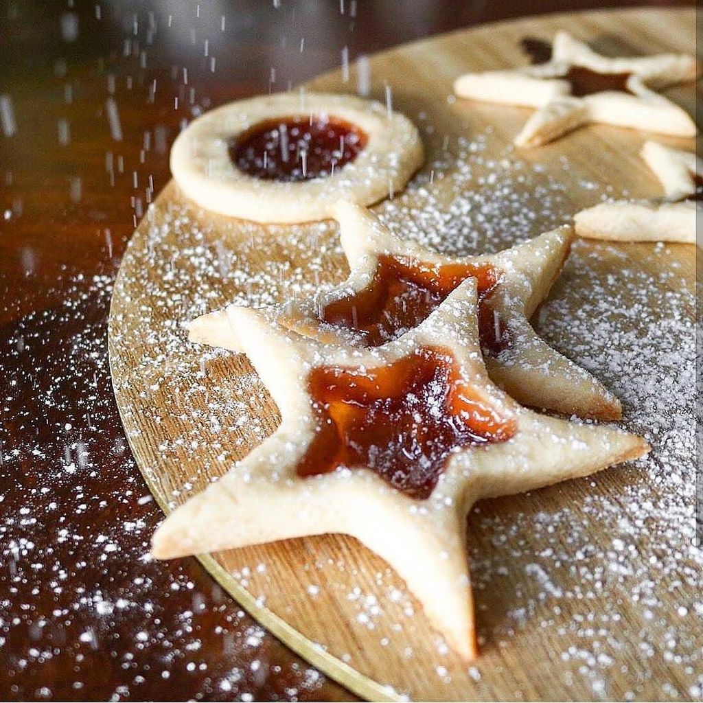 h_i_k92's tweet photo. Wow, who wants some cookies?? 💥🍓 Check out this creation by @itsjosheats who made stained glass window cookies with a reduction of our Strawberry Hibiscus #CoffeeLeafTea 🤤 We're fully drooling over here!!.
.
.
.
#tea #tearecipe #cooking #cookies #nat… https://t.co/4x8Xt4vMff https://t.co/pMOwIgD2cA