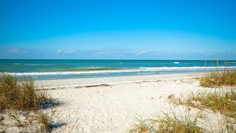 IslandReal's tweet image. This is what the island life is all about! White sandy beaches and clear blue skies right at your toes! #AnnaMariaIsland #TuesdayThoughts #RealEstate