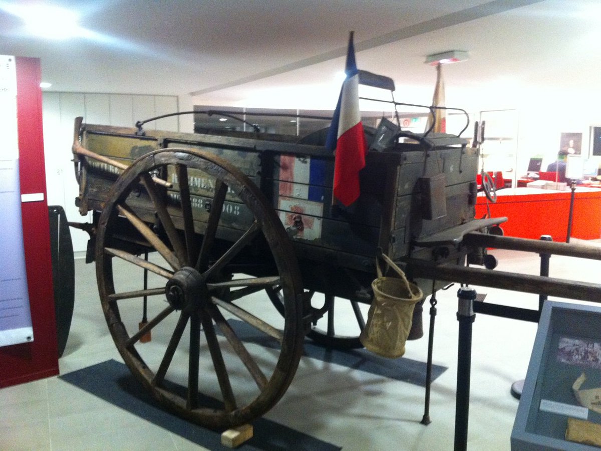 poln52's tweet photo. Ancien du Service de Santé des Armées @santearmees, très ému de découvrir dans le hall des Archives départementales de la #HauteMarne #Chaumont-#Choignes, cette pièce chargée de mémoire à l'honneur du dévouement de nos forces sur tous les théâtres de la #GrandeGuerre https://t.co/MqCyMMT7hT