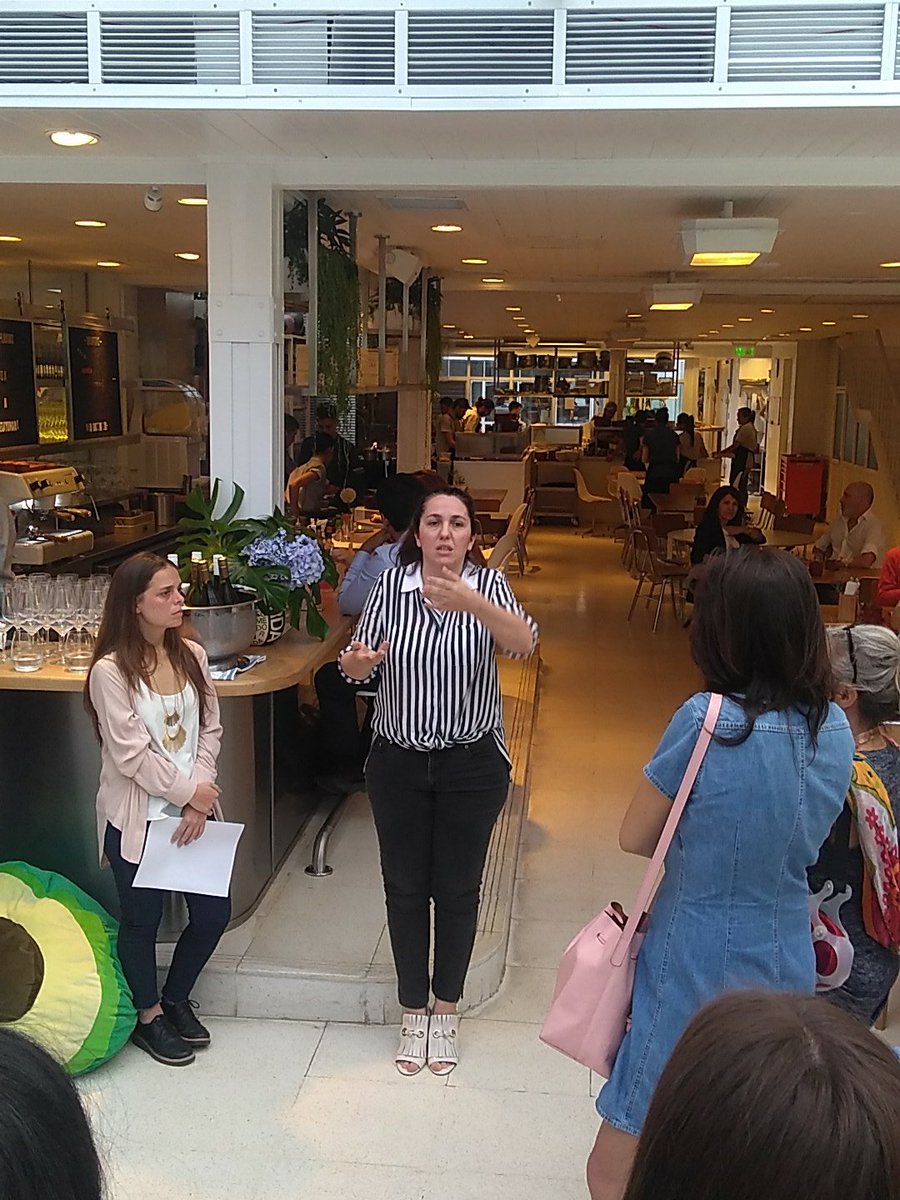 blogdeviajes's tweet photo. @Airbnb_arg @JeffreyGroupARG Narda Lepes cuenta sobre la experiencia que va a ofrecer en la plataforma, y que es a beneficio de una organización, para mostrarle a los turistas como son los mercados de Buenos Aires #ExperienciasAirBNB #EventosATB https://t.co/u6fQMkDkFV