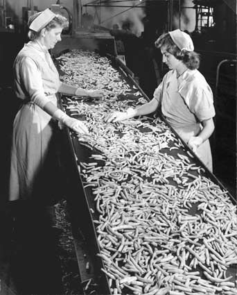 CameraAtWork's tweet image. Oh the tedium of sorting through top and tailed beans at Harvest Foods Ltd, #Moorabbin 1968-1978 (NAA: B941, FOOD/PROCESSING/VEGETABLES/2) @naa_digital @naagovau @museumsvictoria #thecameraatwork