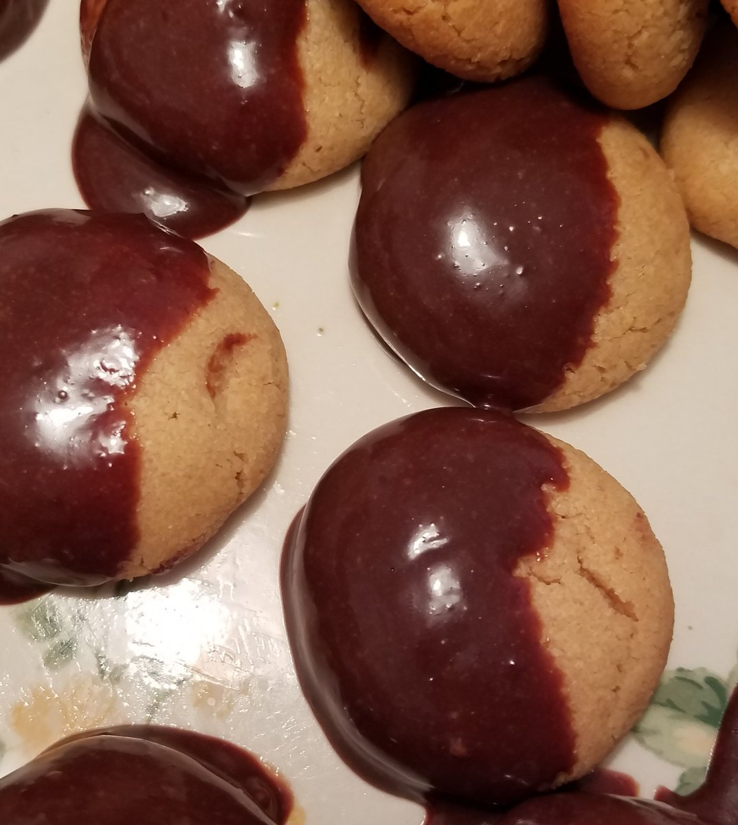 CrazedColletts's tweet image. Yum yum!!!
#Christmas #cookies #peanutbutter