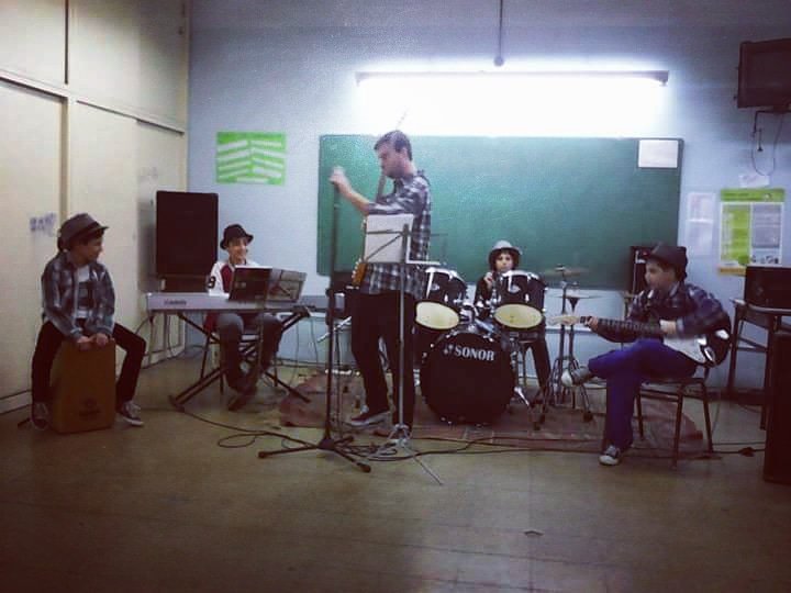 Y un día nos fuimos a tocar al Liceo Nro. 9 con @Joaco_Esc 
#guitarra
#enseñanzadeinstrumento 
#canto
#piano
#bajo
# violin
#colegiales