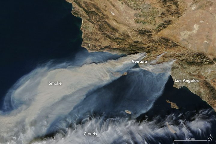 Thick smoke is seen streaming from several fires, including the #CreekFire, in southern California in this <a href="/NASAEarth/">NASA Earth</a> satellite view from this afternoon. Take a look: go.nasa.gov/2AWlHvt
