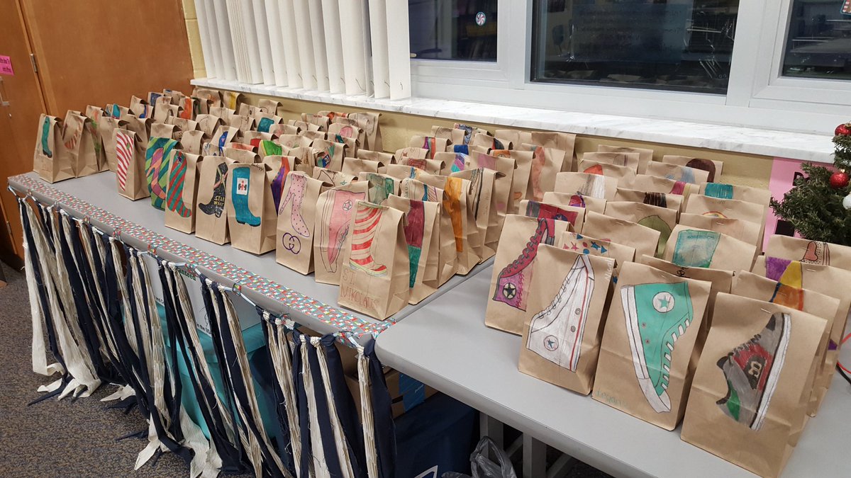 ohdeutsch's tweet photo. Nikolaus has visited my students! Hope they've been good boys and girls! #Nikolaustag #learngermanifyouder https://t.co/e7Z5LVyjpg