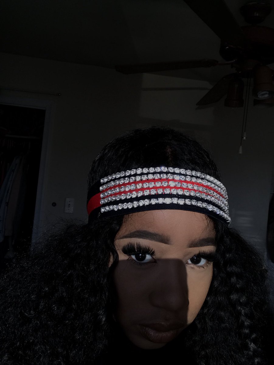 btaylorbeauty's tweet photo. I need 2 people to wear my headbands 👀 tag em &amp; hit my DMs. You gotta be poppin af 🤗 https://t.co/k6KpRXRboS
