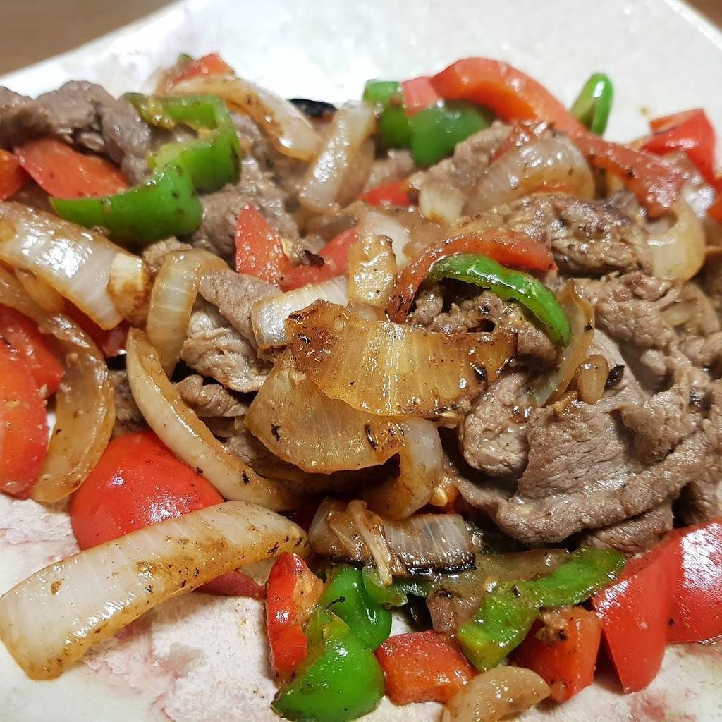 JasnTru's tweet photo. For the omnivores in the family, shiokoji-marinated beef, onions, piiman, red bell pepper, garlic. #shiokojibeef #shiokouji #shiokouji #beef #piiman #bellpeppers #ใใผใใณ #ใใใชใซ #ๅกฉใใใ #็่ https://t.co/sirNGGVq4B https://t.co/R6HVZUsOs1
