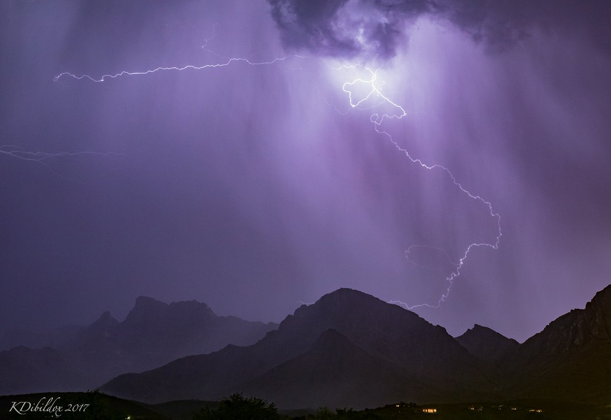 KDibildoxPhoto's tweet photo. Lightning over the Catalinas, July 2017.
#azwx #monsoon2017 #srormhour https://t.co/Q1usq0R0Tb