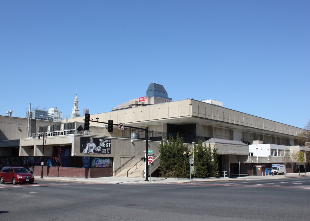 LostNewEngland's tweet photo. The old YMCA Building at the corner of State and Dwight Streets in Springfield, around 1900-1910, and the present-day view of the location, which is home to the MassMutual Center. https://t.co/wGn01ddnek https://t.co/WlnrrWNjT3