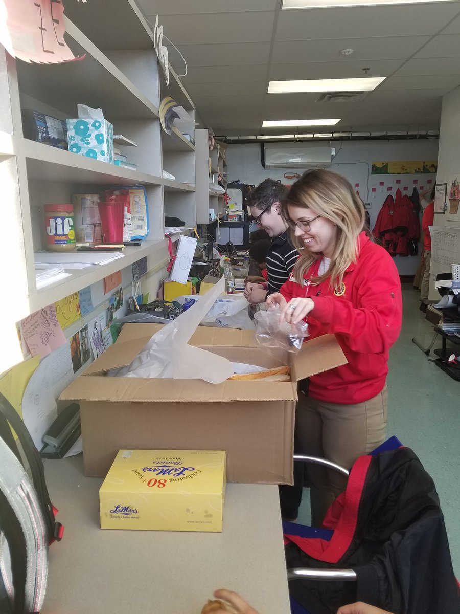CYKC_EHS's tweet photo. Hey East High School...Donut be late for school tomorrow and get and snack from your friendly neighborhood City Year #AmeriCorps members
#makebetterhappen #BearPride https://t.co/EJG5HxUMRe