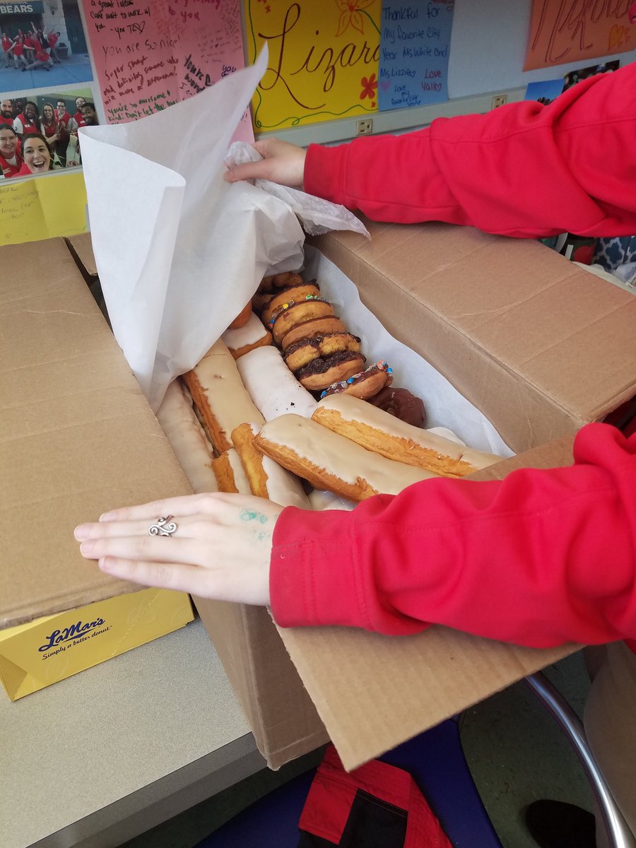 CYKC_EHS's tweet photo. Hey East High School...Donut be late for school tomorrow and get and snack from your friendly neighborhood City Year #AmeriCorps members
#makebetterhappen #BearPride https://t.co/EJG5HxUMRe