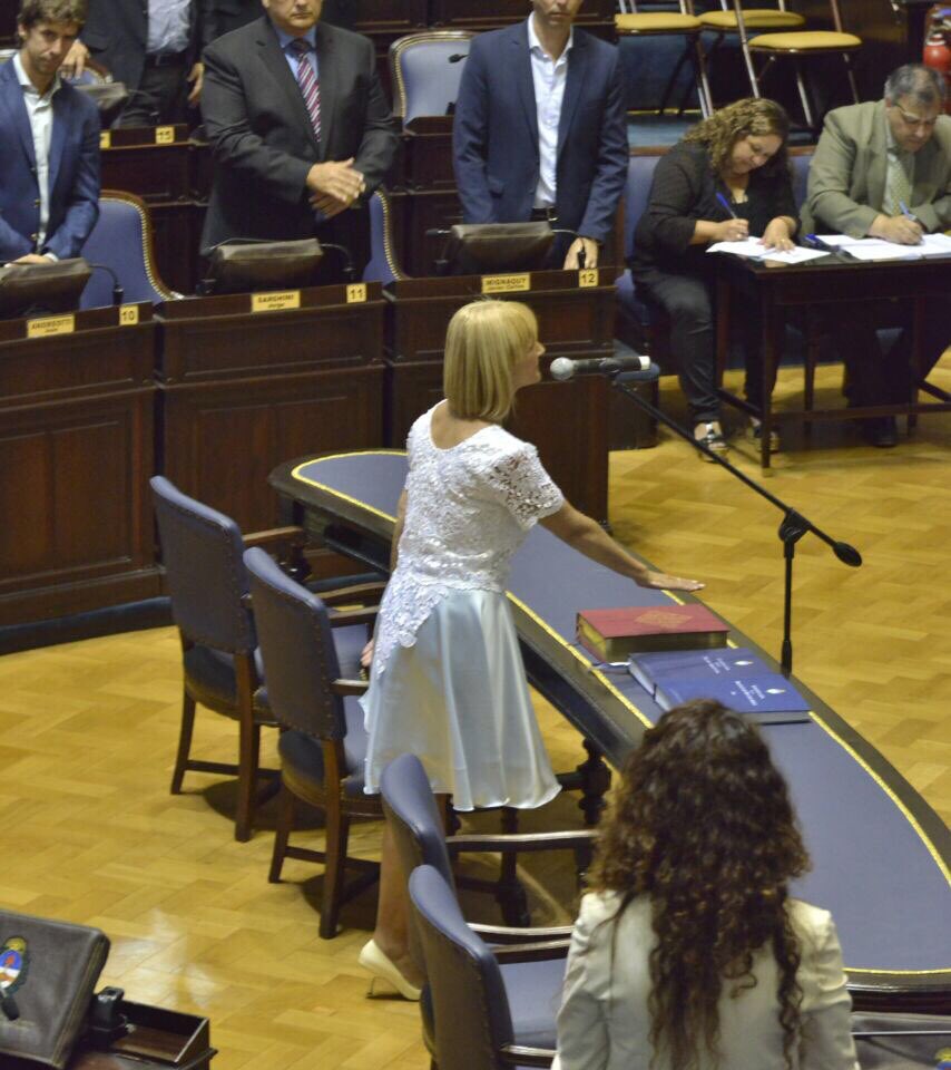 fernandogray's tweet photo. Hoy juró la diputada de #EstebanEcheverría por la provincia de Buenos Aires, Fabiana Bertino. Desde el 10 de diciembre tenemos una legisladora que nos ayudará a gestionar recursos para nuestros vecinos. Fabiana tiene un enorme compromiso y es una gran trabajadora !!! 🇦🇷✌️✌️ https://t.co/qK61OVQWuX