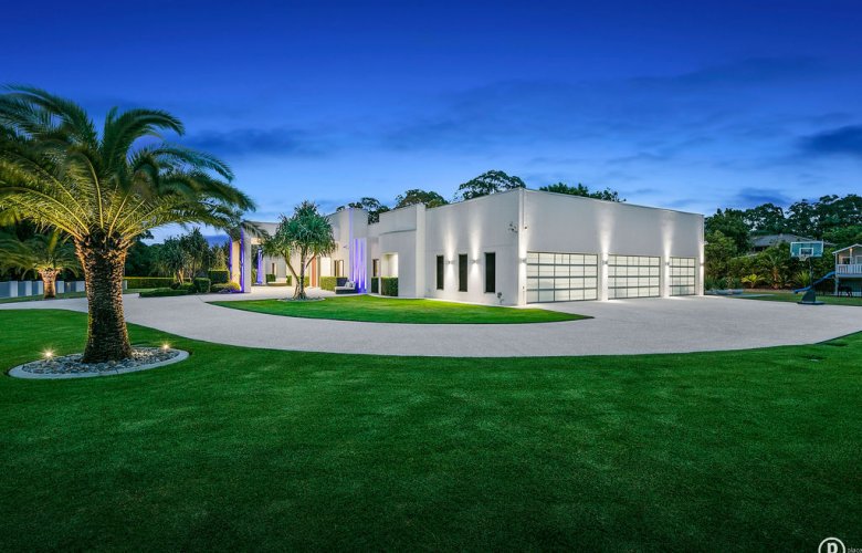 ReconDaily's tweet image. A sophisticated and opulent residence on 10,000sqm of lush, manicured grounds in #BridgemanDowns is for sale through #SarahHackett of #PlaceBulimba. bit.ly/2iUuqqX #Brisbane #Qld #forsale #acreage @PlaceEA