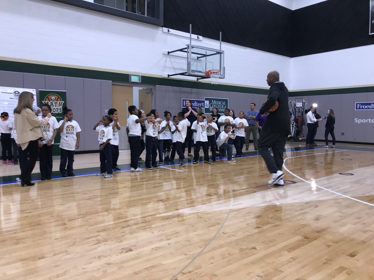 @Froedtert @GEVolunteersMKE Bucks legend @RealVinBaker and forward @Lanky_Smoove are bringing the board game to life on the court.