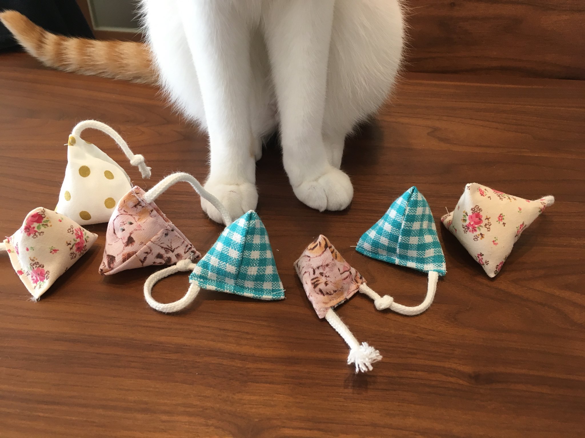 むぎとふく 気になってた猫まきびし 作り方を丁寧に紹介してある 記事を見つけて作成してみました なんかパーティみたい 笑 T Co 8asahpo6hu Twitter
