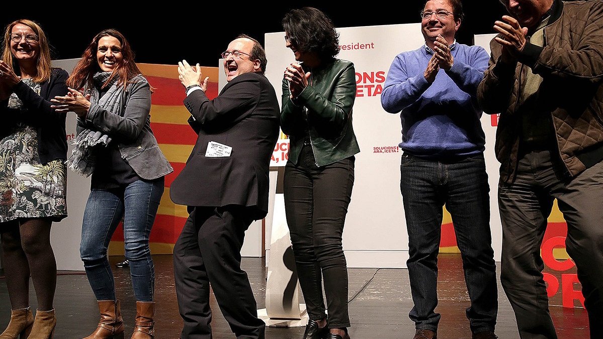 Iceta bailando mientras sus exsocios de gobierno (ERC) y sus rivales electorales siguen presos o exiliados.
Y los palmeros siguiendo esa mierda con cara de empleaos sumisos.
Cuanta inmoralidad, cuanta basura personal veremos?