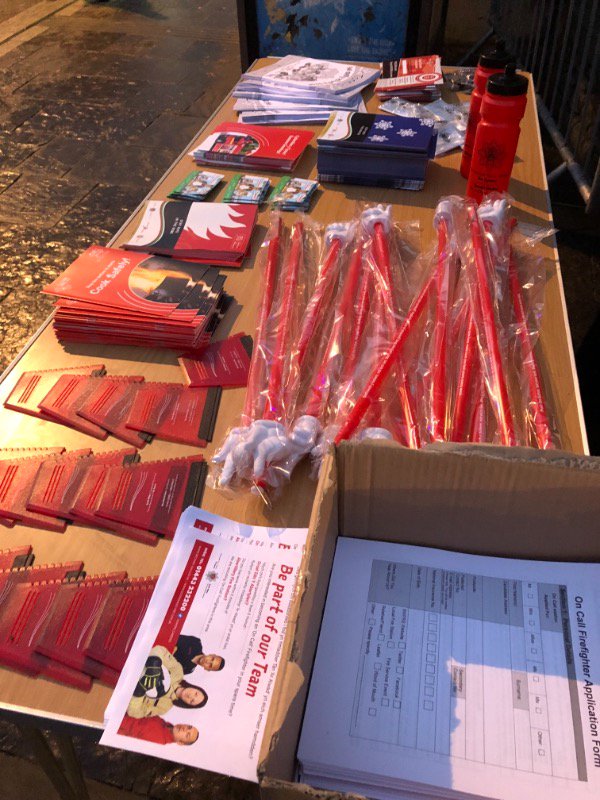 BernieCymru's tweet photo. Fantastic community event last night at Winterfest Abertillery with @gpabertillery, crew of Abertillery Fire Station and Tredegar Fire Cadets promoting home safety and recruitment opportunities - CP #swfrsfcu #firecadets https://t.co/zahX2Upeoj