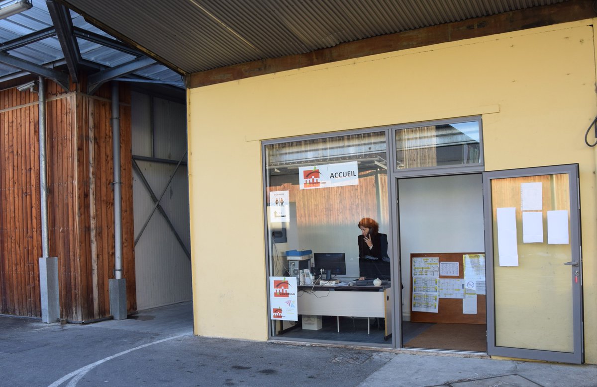 Le standard déménage !
L’accueil se rapproche de ses clients, il sera à présent en plein cœur du marché à côté du box 1. Ouvert tous les jours du lundi au samedi de 5h30 à 8h00. 
#MINCAVAILLON