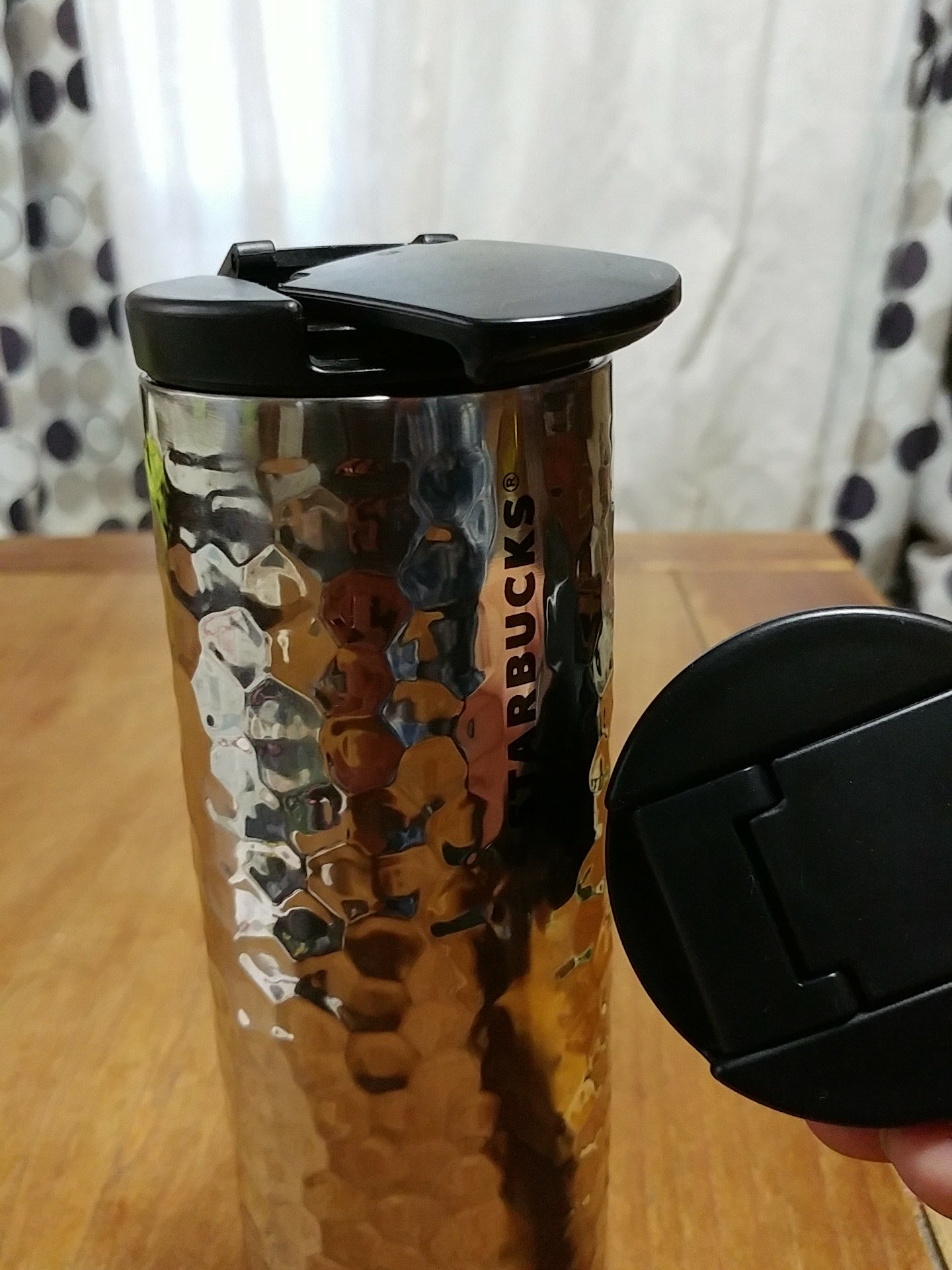 まゆみ お気に入りのタンブラーの蓋が 落としたら打ち所が悪くお亡くなりになった 蓋だけ 買えるの と調べたらモノによっては取り寄せ可能らしい さっそく行ったら同じのが販売されてて その蓋を売ってくれた 税込270 取り寄せが届いたらそっちを付け
