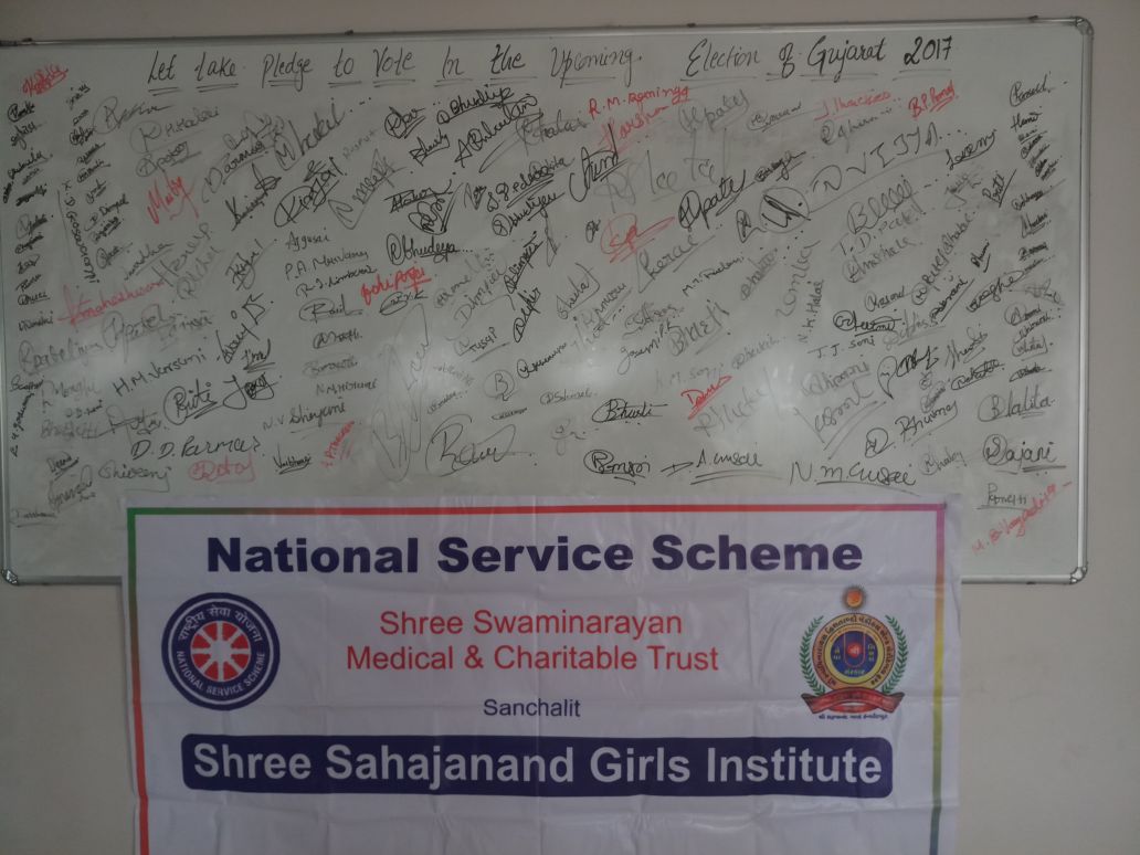 Oath for voting and signature campaign at Sahjanand Girls' Institute, Bhuj