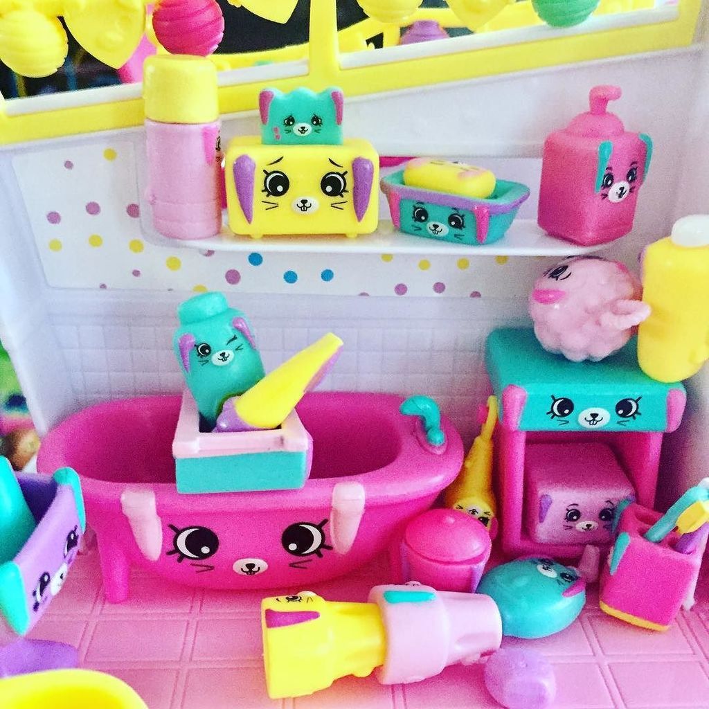 toytinyblog's tweet photo. Inside the Lil’ Shoppies’ house! 🐶 Brands: @spkhappyplaces 🐶
#shopkins #spkfan #spkhappyplaces #shopkinsfan #shopkinslove #shopkinsworld #shoppies #shopkinshappyplaces #happyplaces #moosetoys #toyphotography #toysofinstagram #toycommunity #toycollector #toytiny #toytinyblog https://t.co/RIPCIZYXRu