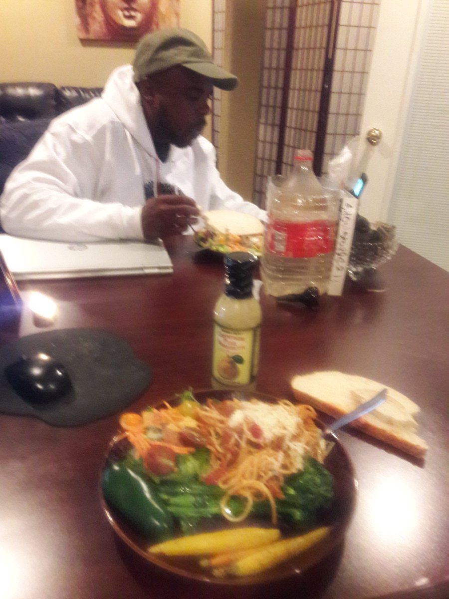 MrFrankNittyLBC's tweet photo. In my office with Legendary #CBO eating organic talking about some new business...we finna put together! To be continued.....#Preparingfor2018 https://t.co/YBL1sTutij
